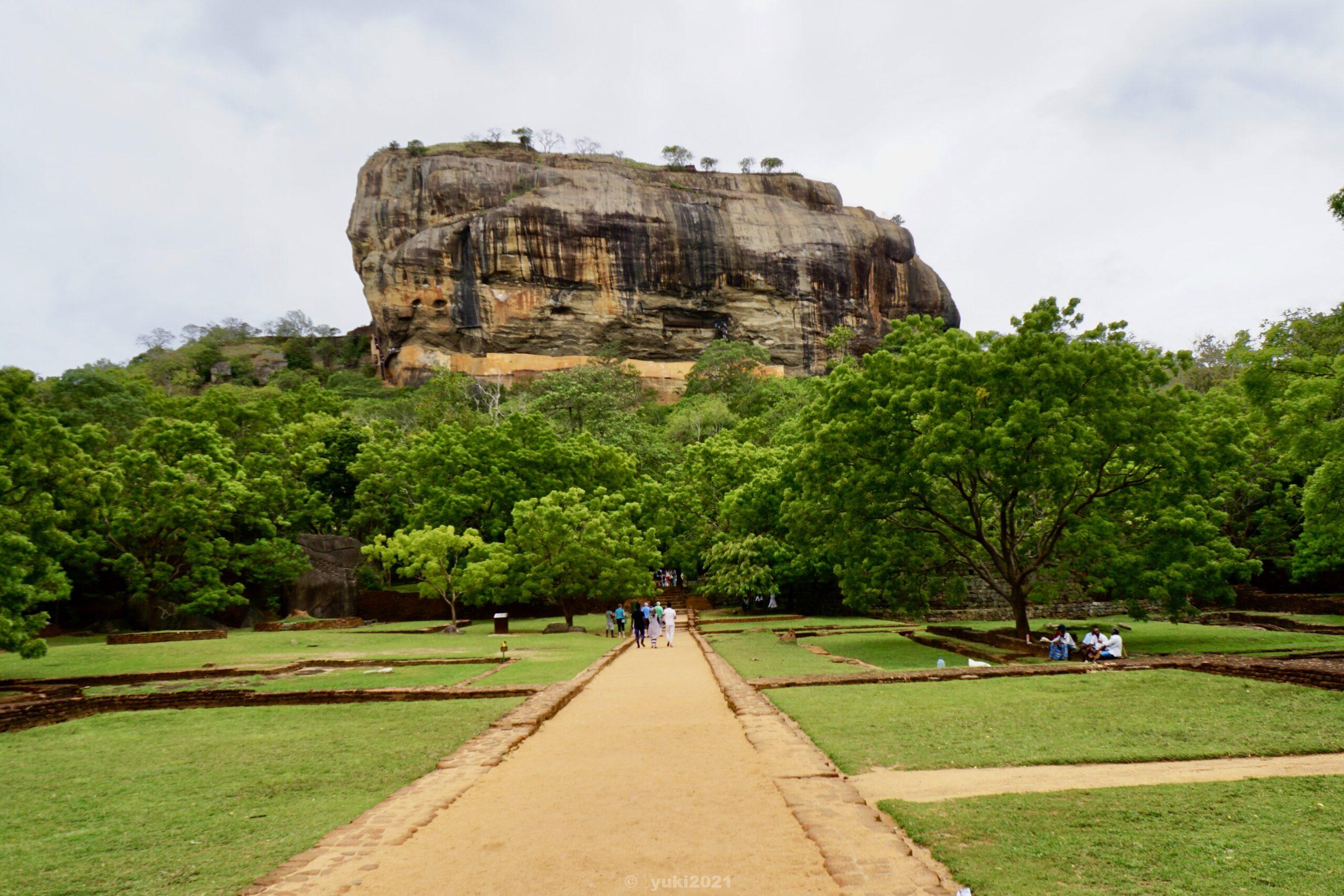 シーギリヤロックへの道
