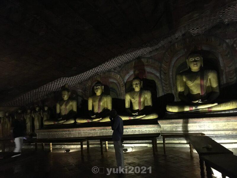 石窟寺院室内の巨大仏像群