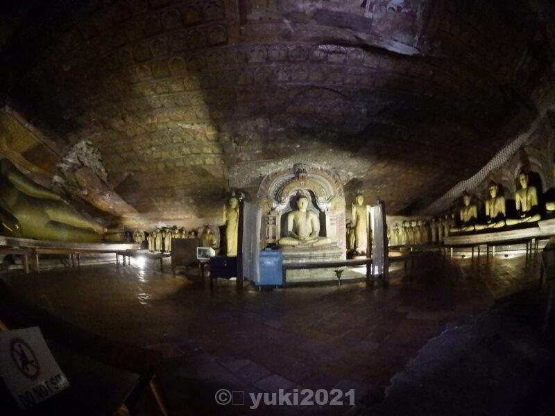 ダンブッラ石窟寺院の室内