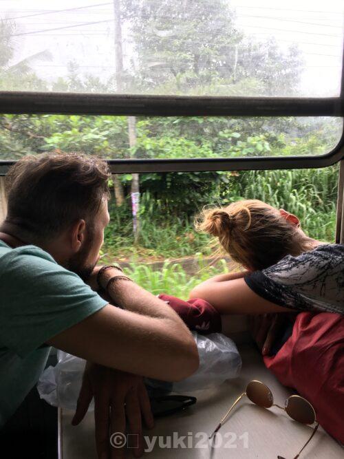 列車で同席したカップル